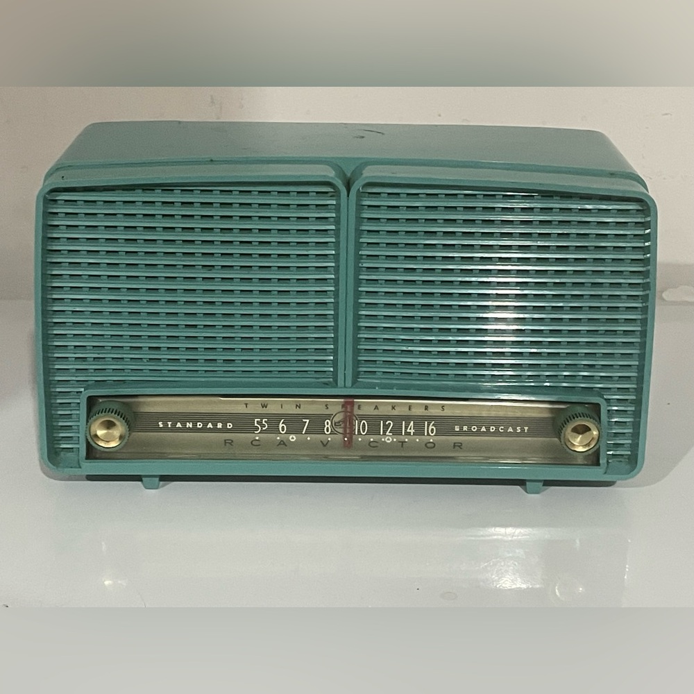 RCA Victor Mint Green Superheterodyne Tube Radio 8-X-8L Working Vintage 1956